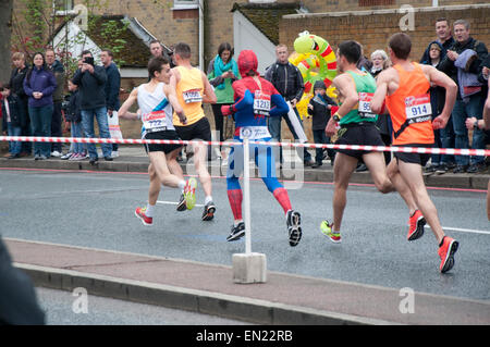 Läufer nehmen an den Straßen von London bis 2016 Jungfrau Geld London Marathon teilzunehmen Stockfoto