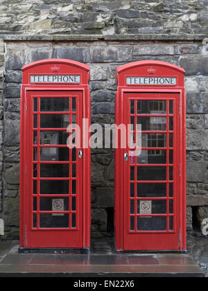 Die rote Telefonzelle, Telefonzelle für ein öffentliches Telefon, entworfen von Sir Giles Gilbert Scott - Edinburgh Castle, Schottland Stockfoto