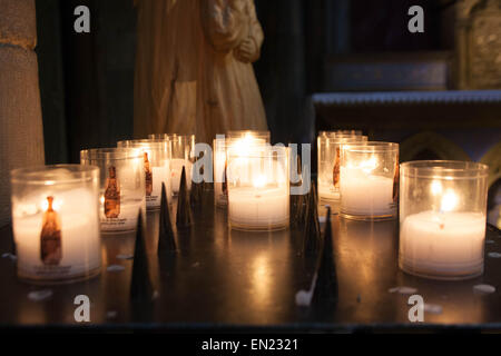 Kerzen in der Kirche. Stockfoto