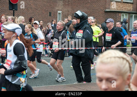 Läufer nehmen an den Straßen von London bis 2016 Jungfrau Geld London Marathon teilzunehmen Stockfoto