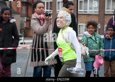 Läufer nehmen an den Straßen von London bis 2016 Jungfrau Geld London Marathon teilzunehmen Stockfoto