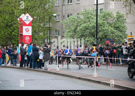 Läufer nehmen an den Straßen von London bis 2016 Jungfrau Geld London Marathon teilzunehmen Stockfoto