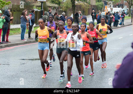 Läufer nehmen an den Straßen von London bis 2016 Jungfrau Geld London Marathon teilzunehmen Stockfoto