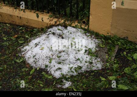 Sydney, Australien. 26. April 2015. Eis und Schneeregen beeinflussen Sydney. Im Bild ist Schneeregen auf Street in London, Enmore in Sydneys Inner-West gefegt. Bildnachweis: Richard Milnes/Alamy Live-Nachrichten Stockfoto