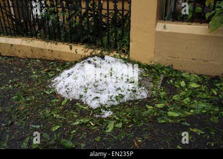 Sydney, Australien. 26. April 2015. Eis und Schneeregen beeinflussen Sydney. Im Bild ist Schneeregen auf Street in London, Enmore in Sydneys Inner-West gefegt. Bildnachweis: Richard Milnes/Alamy Live-Nachrichten Stockfoto