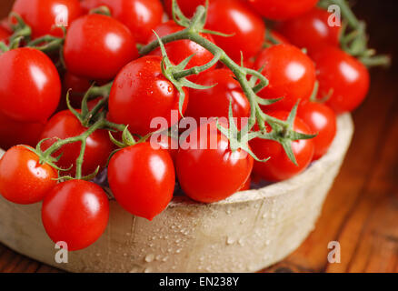 Cherry-Tomaten in einer Holzkiste auf dem Tisch Stockfoto