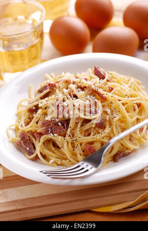 Spaghetti Carbonara, ein traditionelles italienisches Rezept Stockfoto