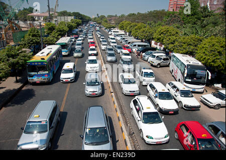 Linien von Autos und Bussen, rush hour Stau auf einer Hauptstraße in Yangon, Myanmar Stockfoto