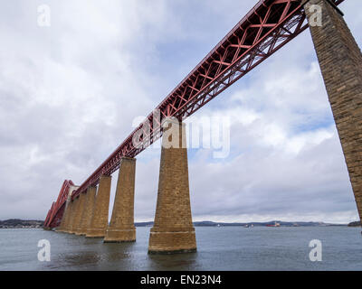 Forth Bridge, Freischwinger Eisenbahnbrücke über den Firth of Forth, Edinburgh, Scotland, UK Stockfoto