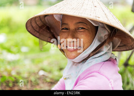 Lokalen vietnamesischen e Frau traditionellen Hut Stockfoto