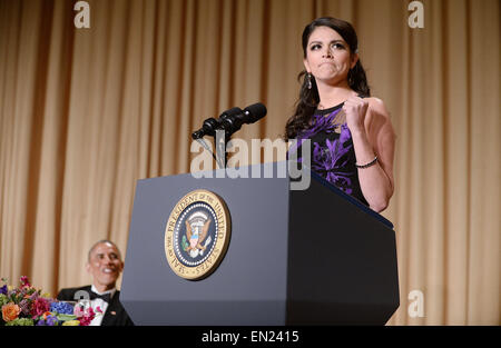 Saturday Night Live Komiker Cecily Strong spricht, wie Präsident Obama während der jährlichen White House Correspondent Association Gala im Washington Hilton Hotel April 25, 2015 in Washington, DC sieht auf, die das Abendessen eine jährliche Veranstaltung, die von Journalisten, Politikern und Prominenten besucht ist. Bildnachweis: Olivier Douliery/Pool über CNP - kein Draht-Dienst- Stockfoto