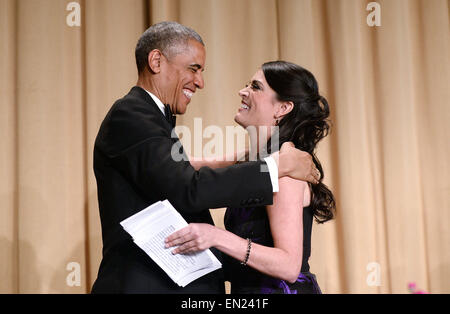 US-Präsident Barack Obama begrüßt Saturday Night Live Komiker Cecily Strong während der jährlichen White House Correspondent Association Gala im Washington Hilton Hotel April 25, 2015 in Washington, DC, das Abendessen ist eine jährliche Veranstaltung, die von Journalisten, Politikern und Prominenten besucht. Bildnachweis: Olivier Douliery/Pool über CNP - kein Draht-Dienst- Stockfoto