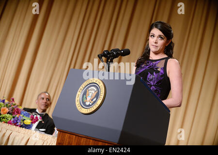 Saturday Night Live Komiker Cecily Strong spricht, wie Präsident Obama während der jährlichen White House Correspondent Association Gala im Washington Hilton Hotel April 25, 2015 in Washington, DC sieht auf, die das Abendessen eine jährliche Veranstaltung, die von Journalisten, Politikern und Prominenten besucht ist. Bildnachweis: Olivier Douliery/Pool über CNP - kein Draht-Dienst- Stockfoto