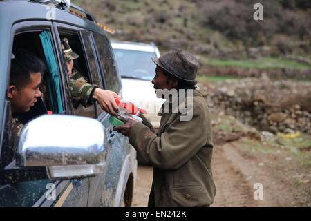 (150426)--XIGAZE, 26. April 2015 (Xinhua)--Retter verteilen Lebensmittel Dorfbewohnern in Gyirong County in Xigaze, Südwest-China Tibet autonome Region, 26. April 2015. Die Zahl der Todesopfer in Tibet ist auf 17 und die Zahl der verletzten gestiegen lag bei 53, nachdem ein Erdbeben der Stärke 8,1 getroffen benachbarten Nepal am Samstag, den lokale Behörden sagte am Sonntag. (Xinhua) (Yxb) Stockfoto