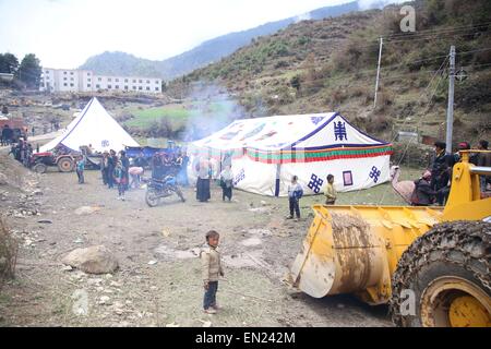 (150426)--XIGAZE, 26. April 2015 (Xinhua)--Dorfbewohner stehen draußen Zelte im Gyirong County in Xigaze, Südwest-China Tibet autonome Region, 26. April 2015. Die Zahl der Todesopfer in Tibet ist auf 17 und die Zahl der verletzten gestiegen lag bei 53, nachdem ein Erdbeben der Stärke 8,1 getroffen benachbarten Nepal am Samstag, den lokale Behörden sagte am Sonntag. (Xinhua) (Yxb) Stockfoto