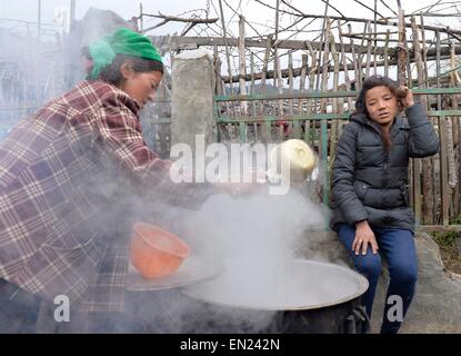 (150426)--XIGAZE, 26. April 2015 (Xinhua)--Dorfbewohner kochen Wasser außerhalb der Zelte im Gyirong County in Xigaze, Südwest-China Tibet autonome Region, 26. April 2015. Die Zahl der Todesopfer in Tibet ist auf 17 und die Zahl der verletzten gestiegen lag bei 53, nachdem ein Erdbeben der Stärke 8,1 getroffen benachbarten Nepal am Samstag, den lokale Behörden sagte am Sonntag. (Xinhua/Liu Dongjun) (Yxb) Stockfoto