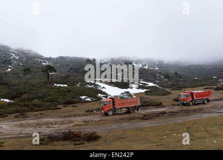 (150426)--XIGAZE, 26. April 2015 (Xinhua)--Fahrzeuge sind mit Hilfsgütern zu Erdbeben betroffenen Gebieten in Gyirong County in Xigaze, Südwest-China Tibet autonome Region, 26. April 2015. Todesopfer im Südwesten Chinas Tibet autonome Region liegt bei 17, nachdem ein starkes Erdbeben getroffen benachbarten Nepal am Samstag. Insgesamt 53 Personen wurden verletzt, während etwa 12.000 nach Rettern evakuiert worden sind. (Xinhua/Liu Dongjun) (Yxb) Stockfoto