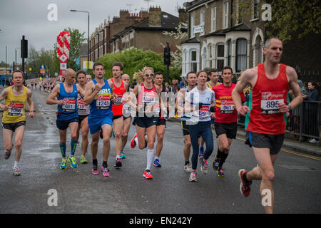 London, UK. 26. April 2015 - Paula Radcliffe endet London-Marathon in höchst jeweiligen 2:36.55 wie sie Masse Läufer Credit verbindet: Velar Grant/ZUMA Wire/ZUMAPRESS.com/Alamy Live News Stockfoto