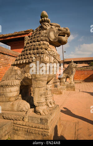 NEPAL, Kathmandu, Bhaktapur, Löwen-Statuen außerhalb Sree Padma Higher Secondary School neben Haupteingang Durbar Square Stockfoto