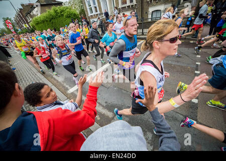 London, Großbritannien. 26. April 2015. 35Th London Marathon führt durch Deptford in South East London. Credit: Guy Corbishley/Alamy leben Nachrichten Stockfoto