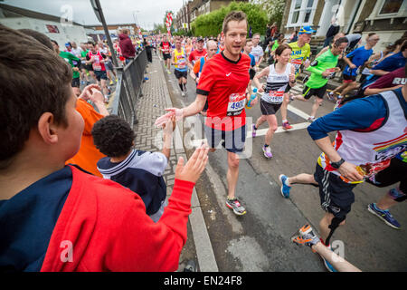 London, Großbritannien. 26. April 2015. 35Th London Marathon führt durch Deptford in South East London. Credit: Guy Corbishley/Alamy leben Nachrichten Stockfoto