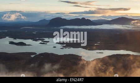 Sonnenaufgang über Assynt in den schottischen Highlands. Stockfoto