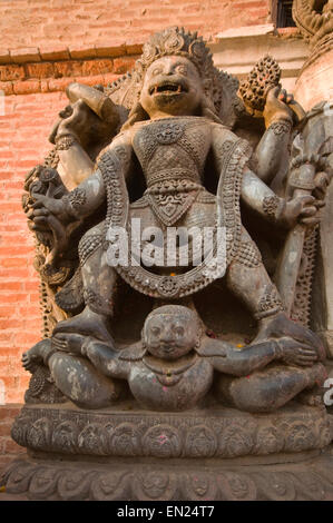 NEPAL, Kathmandu, Bhaktapur, Hanuman Statue aus Stein außerhalb National Art am Durbar Square Stockfoto