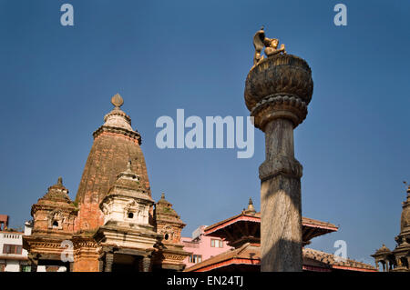 NEPAL, Kathmandu, Patan, Durbar Square, Vishnu-Hindu-Tempel mit King Yoganarendra Malla-Statue auf einer Säule (1700) Stockfoto