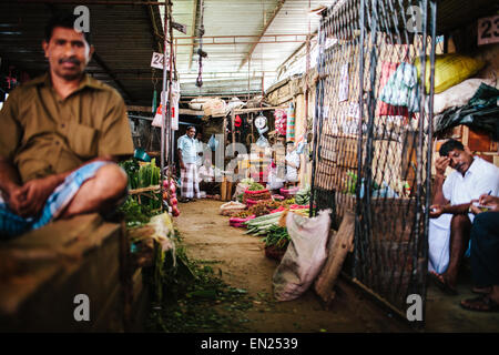 Obst- und Gemüsehändler in Kandy Markthalle in Kandy, Sri Lanka. Stockfoto