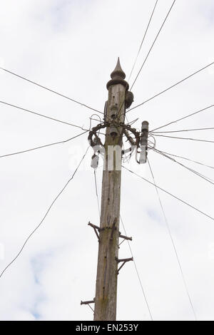 Telefonleitungen, die strahlenförmig von einem Mast in Wolseley Road, Bishopston, Bristol Stockfoto