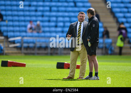 Coventry, Vereinigtes Königreich. 26. April 2015. Aviva Premiership. Wespen im Vergleich zu Exeter Chiefs. Exeter Head Coach Rob Baxter und Wespen Director of Rugby Dai Young Chat vor Kick-off. Bildnachweis: Aktion Plus Sport/Alamy Live-Nachrichten Stockfoto