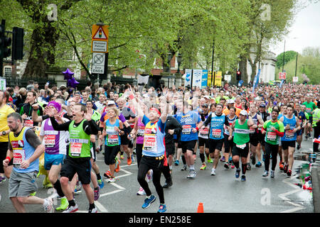 Greenwich London, UK. 26. April 2015. Große Menschenmengen 2015-London-Marathon teilnehmen, wie Greenwich und der ikonischen Anblick der Cutty Sark Kredit Läufer passieren: Amer Ghazzal/Alamy Live-Nachrichten Stockfoto