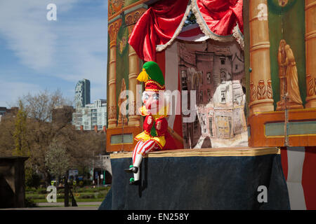 Liverpool, Merseyside, UK, 26. April 2015. Punch & Judy betrieben von 'Professor' David Wildes, von London an das St George's Day Festival im Quartal das St George's der Stadt wie die einzigartigen historischen Herzen von Liverpool beschrieben. Stockfoto