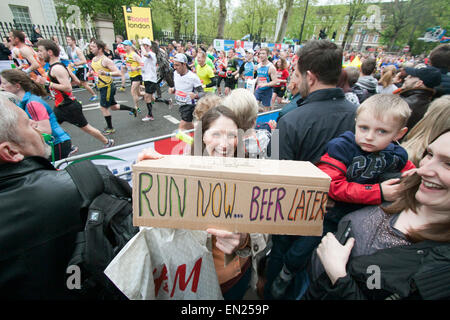 London, UK. 26. April 2015. Zuschauer beim London-Marathon in Greenwich Credit: Amer Ghazzal/Alamy Live-Nachrichten Stockfoto