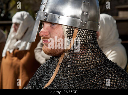 Liverpool, Merseyside, England 26. April 2015. Mittelalterliche Reenactor an Str. Georges Tag Festival statt im Bereich St.-Georgs-Viertel der Stadt, beschrieben als das einzigartige, historische Herz von Liverpool. Bildnachweis: Mar Photographics/Alamy Live-Nachrichten Stockfoto