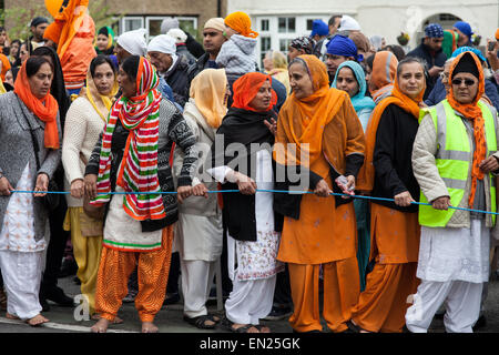 Slough, UK. 26. April 2015. Bis zu 8.000 Personen beteiligen Sie sich an den bunten Vaisakhi Nagar Kirtan-Prozession durch Slough. Die jährliche Tradition feiert des heiligsten Tages im Sikh Kalender – die Schaffung des Khalsa – ist ein Fest der freie Kost, geistliche Musik und Martial-Arts-Displays. Bildnachweis: Kevin Tag/Alamy Live-Nachrichten Stockfoto