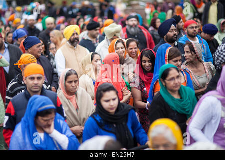 Slough, UK. 26. April 2015. Bis zu 8.000 Personen beteiligen Sie sich an den bunten Vaisakhi Nagar Kirtan-Prozession durch Slough. Die jährliche Tradition feiert des heiligsten Tages im Sikh Kalender – die Schaffung des Khalsa – ist ein Fest der freie Kost, geistliche Musik und Martial-Arts-Displays. Bildnachweis: Kevin Tag/Alamy Live-Nachrichten Stockfoto