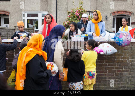 Slough, UK. 26. April 2015. Bis zu 8.000 Personen beteiligen Sie sich an den bunten Vaisakhi Nagar Kirtan-Prozession durch Slough. Die jährliche Tradition feiert des heiligsten Tages im Sikh Kalender – die Schaffung des Khalsa – ist ein Fest der freie Kost, geistliche Musik und Martial-Arts-Displays. Bildnachweis: Kevin Tag/Alamy Live-Nachrichten Stockfoto