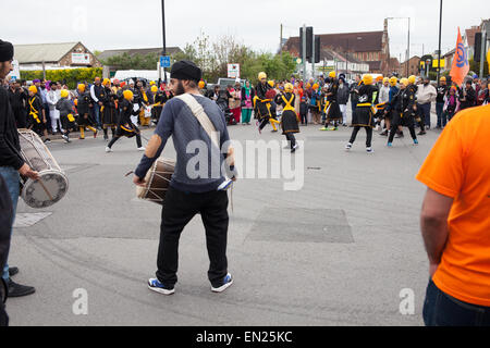 Slough, UK. 26. April 2015. Bis zu 8.000 Personen beteiligen Sie sich an den bunten Vaisakhi Nagar Kirtan-Prozession durch Slough. Die jährliche Tradition feiert des heiligsten Tages im Sikh Kalender – die Schaffung des Khalsa – ist ein Fest der freie Kost, geistliche Musik und Martial-Arts-Displays. Bildnachweis: Kevin Tag/Alamy Live-Nachrichten Stockfoto