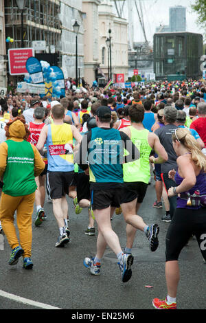 Greenwich London, UK. 26. April 2015. Große Menschenmengen 2015-London-Marathon teilnehmen, wie Greenwich und der ikonischen Anblick der Cutty Sark Kredit Läufer passieren: Amer Ghazzal/Alamy Live-Nachrichten Stockfoto