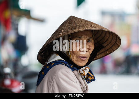 Eine ältere Frau, die mit traditionellen konischen Hut Stockfoto