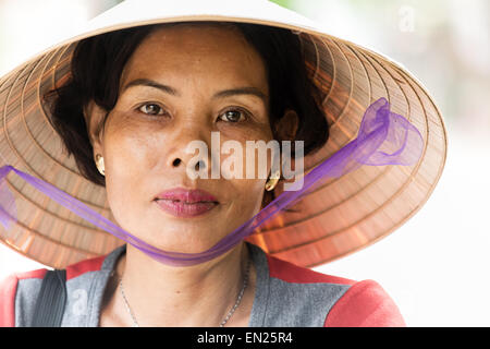 Eine Vietnamesin, die traditionellen konischen Hut Stockfoto