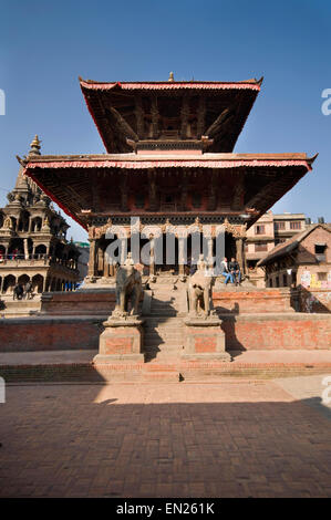 NEPAL, Kathmandu, Patan, Durbar Square, Vishwanath Hindutempel (1627) mit Elefanten Guardian Stein Statuen Stockfoto