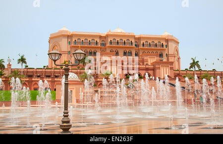 ABU DHABI, Vereinigte Arabische Emirate - APRIL 27: Fassade des Emirates Palace Hotels am 27. April 2014, Vereinigte Arabische Emirate. Sieben Sterne Emirates Palace ist das zweite Stockfoto