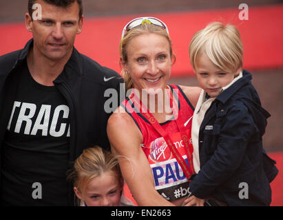 Die Mall, London, UK. 26. April 2015. Paula Radcliffe auf The Mall mit ihrer Familie nach Zieleinlauf der Virgin Geld 2015 London Marathon Club, Nächstenliebe und Wahlen, Ankunft in 02:36:55. Bildnachweis: Malcolm Park Leitartikel/Alamy Live-Nachrichten Stockfoto