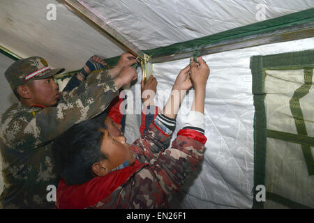 (150426)--XIGAZE, 26. April 2015 (Xinhua)--Menschen behelfsmäßigen Zelten an einer Mittelschule in Nyalam County in Xigaze, Südwest-China Tibet autonome Region, 26. April 2015 eingerichtet. Zahl der Todesopfer in Südwest-China Tibet autonome Region von den Erdbeben in der benachbarten Nepal am Samstag ist auf 18 gestiegen. Insgesamt 55 Menschen wurden verletzt, entsprechend der regionalen Katastrophe Relief-zentrale.   (Xinhua/Zhang Quan) (Yxb) Stockfoto