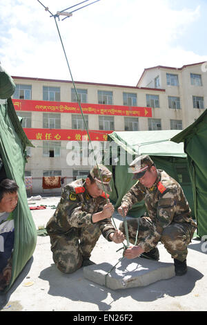 (150426)--XIGAZE, 26. April 2015 (Xinhua)--Menschen behelfsmäßigen Zelten an einer Mittelschule in Nyalam County in Xigaze, Südwest-China Tibet autonome Region, 26. April 2015 eingerichtet. Zahl der Todesopfer in Südwest-China Tibet autonome Region von den Erdbeben in der benachbarten Nepal am Samstag ist auf 18 gestiegen. Insgesamt 55 Menschen wurden verletzt, entsprechend der regionalen Katastrophe Relief-zentrale.   (Xinhua/Zhang Quan) (Yxb) Stockfoto