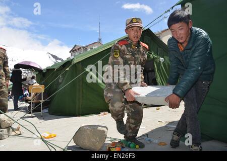 (150426)--XIGAZE, 26. April 2015 (Xinhua)--Menschen behelfsmäßigen Zelten an einer Mittelschule in Nyalam County in Xigaze, Südwest-China Tibet autonome Region, 26. April 2015 eingerichtet. Zahl der Todesopfer in Südwest-China Tibet autonome Region von den Erdbeben in der benachbarten Nepal am Samstag ist auf 18 gestiegen. Insgesamt 55 Menschen wurden verletzt, entsprechend der regionalen Katastrophe Relief-zentrale.   (Xinhua/Zhang Quan) (Yxb) Stockfoto