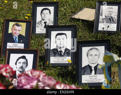 Kiew, Ukraine. 26. April 2015. Porträts von Menschen, die während der Aufräumarbeiten nach der Katastrophe von Tschernobyl Kernenergie Pflanze, während einer Gedenkfeier in Kiew, Ukraine, 26. April 2015 getötet wurden. Am 26. April 1986 sprengten der Reaktor Nr. 4 für das Kernkraftwerk Tschernobyl auseinander. Mit Blick auf die Atomkatastrophe in noch nie da gewesenen Ausmaß, versucht Sowjetbehörden die Situation enthalten, indem man Tausende von schlecht ausgerüstete Männer in einem radioaktiven Strudel. Die Männer dauerte kaum mehr als ein paar Wochen lang anhaltenden schmerzhaften Tod leiden. © Serg Glovny/ZUMA Wire/ZUMAPRESS.com/Alamy Live-Nachrichten Stockfoto