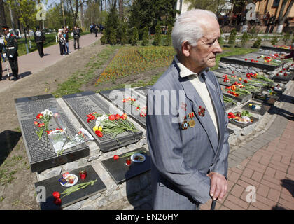 Kiew, Ukraine. 26. April 2015. Ein ehemaliger Verwalter des Tschernobyl besucht eine Gedenkfeier an die Tschernobyl-Opfer-Denkmal in der ukrainischen Hauptstadt Kiew am 26. April 2015. Die Welt ist der 29. Jahrestag der weltweit schlimmsten nuklearen Katastrophe in Chernobyl nuclear Hose in der Ukraine. Die Explosion im Reaktor Nummer vier des Kernkraftwerk Tschernobyl in den frühen Morgenstunden des 26. April 1986 schickte radioaktiven Niederschlag in die Atmosphäre, die aus der Sowjetunion in Europa verbreitet. © Serg Glovny/ZUMA Wire/ZUMAPRESS.com/Alamy Live-Nachrichten Stockfoto